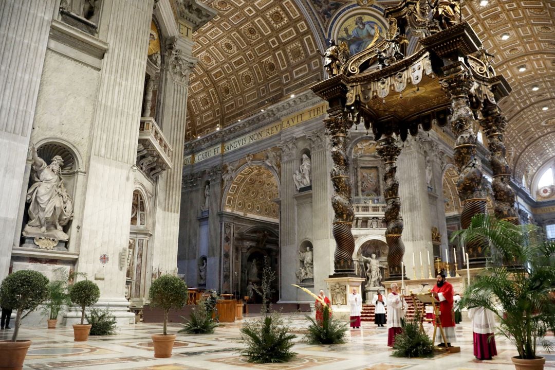 El papa Francisco, durante el domingo de ramos en la basílica de San Pedro