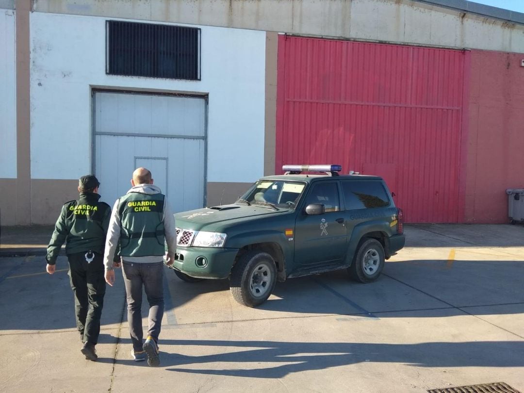 Agentes durante la detención