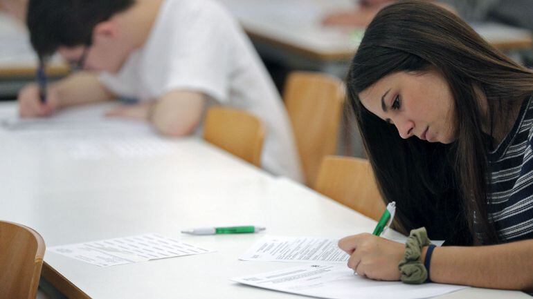 Una estudiante responde las preguntas del primer examen de las Pruebas de Acceso a la Universidad del curso 2015-2016, que inician hoy 20.000 estudiantes en la Comunitat Valenciana