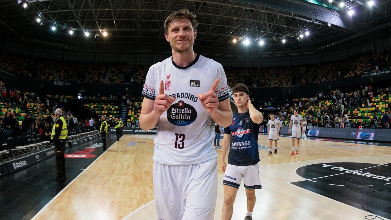 Artem Pustovyi celebra el triunfo ante el Bilbao en la pista de Miribilla