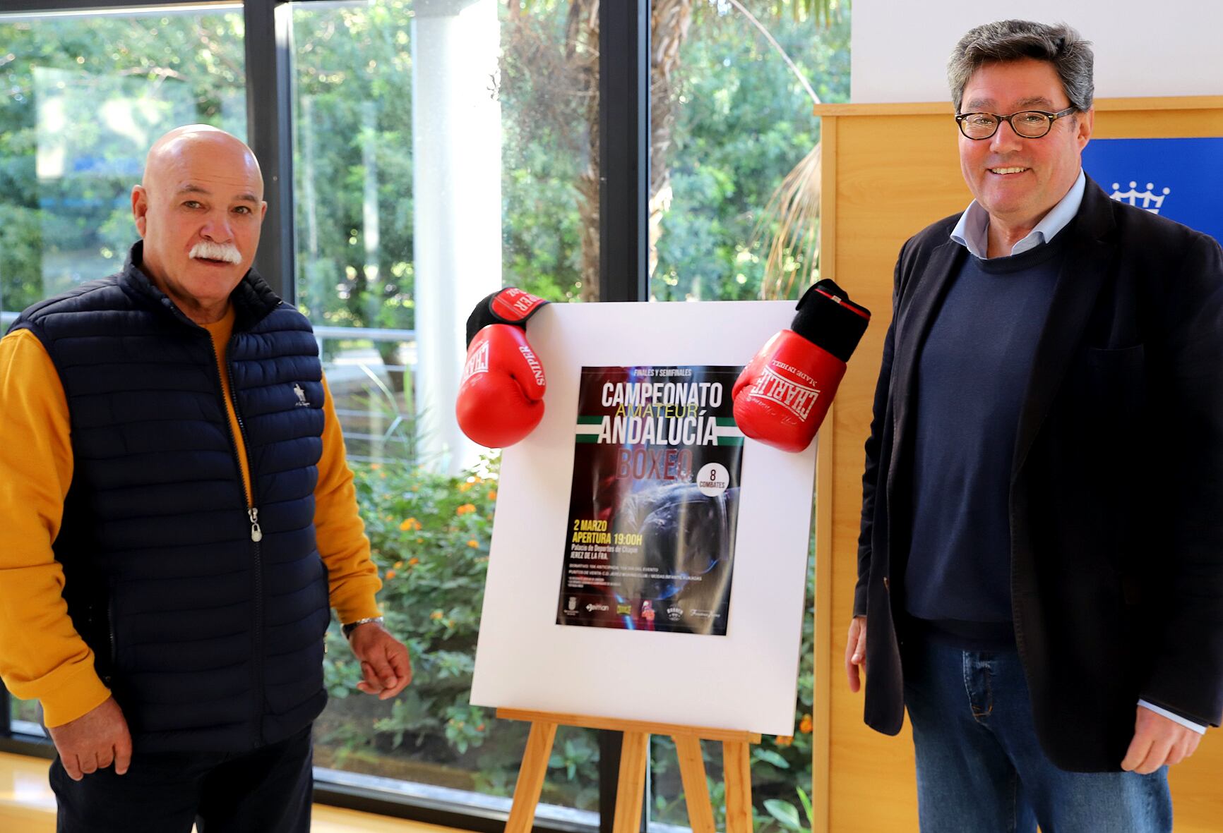 Antonio Navarro y José Ángel Aparicio, junto al cartel de la velada