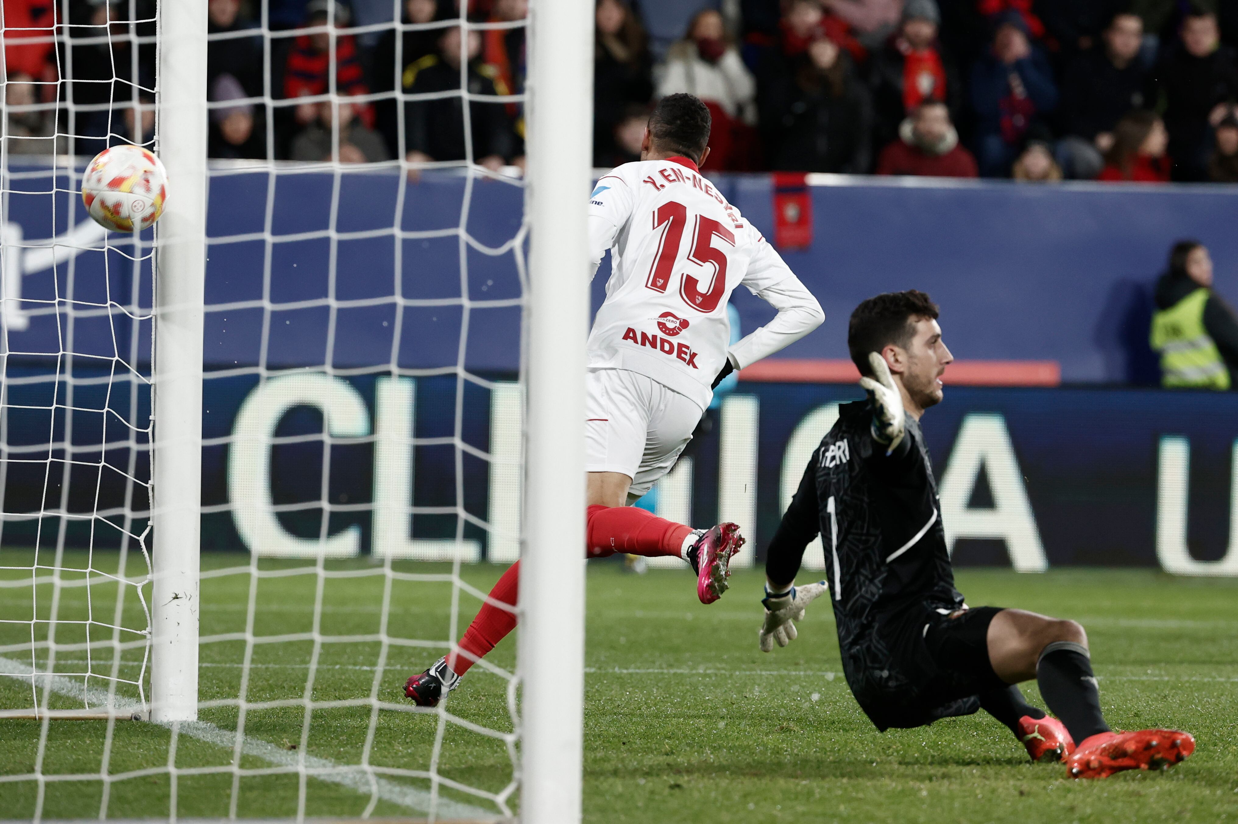 PAMPLONA, 25/01/2023.- El delantero marroquí del Sevilla, Youssef En-Nesyri (i), tras batir al guardameta de Osasuna, Sergio Herrera, para conseguir el primer gol del equipo sevillista durante el partido de cuartos de final de la Copa del Rey que disputan hoy miércoles en el estadio de El Sadar, en Pamplona. EFE/Jesús Diges.
