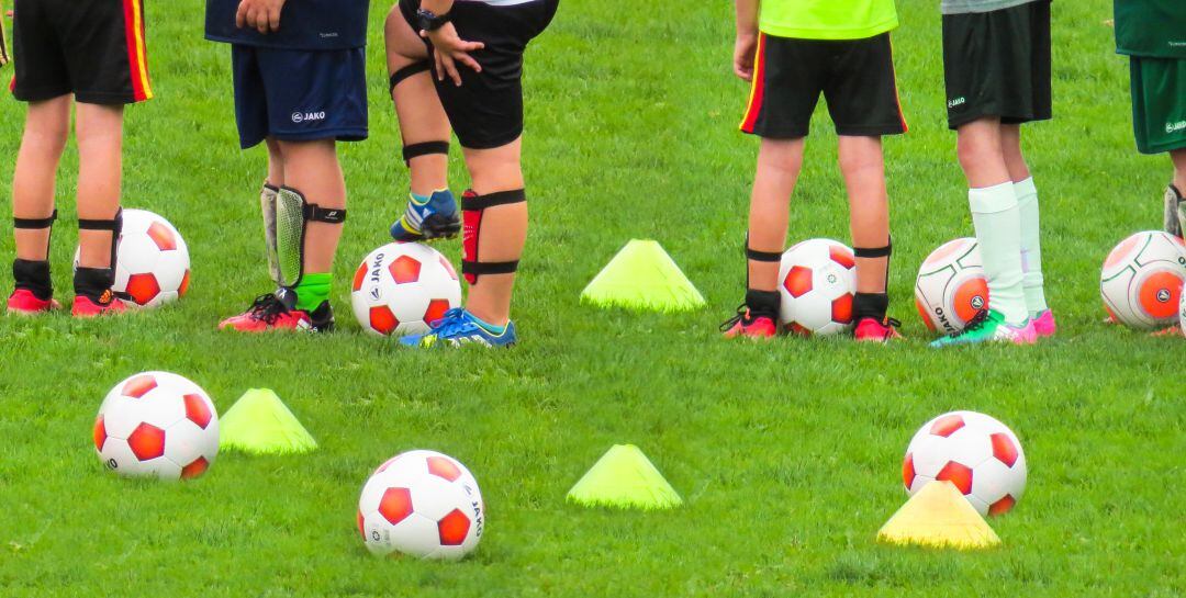 Imagen de archivo de unos niños durante un entrenamiento de fútbol.