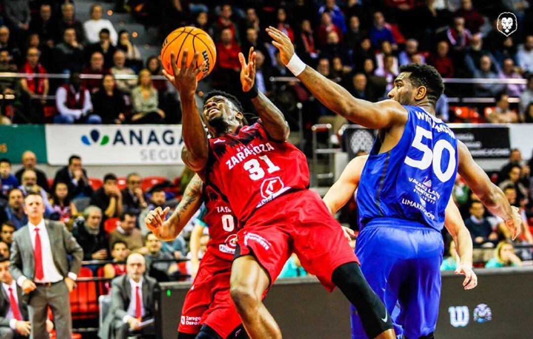 Dylan Ennis fuerza una entrada a canasta