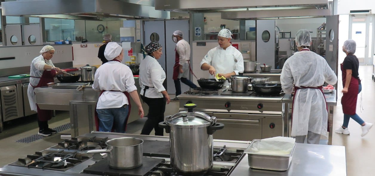 Actividad en las cocinas del Centro de Cualificación Turística para la preparación de las raciones de comida.