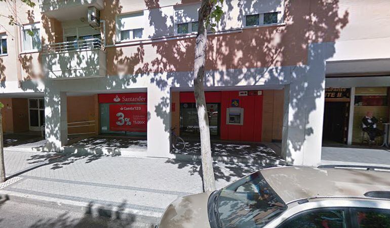 Imagen de la sucursal bancaria robada, antes de ser asaltada por los ladrones.