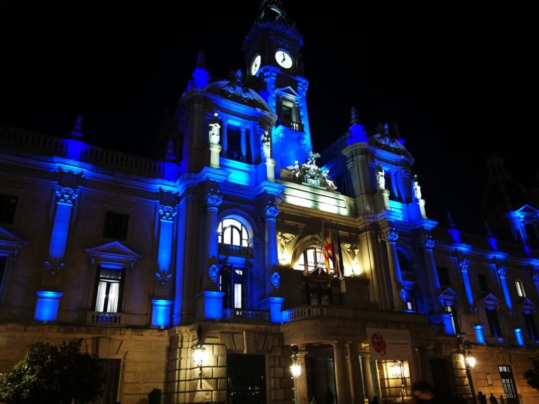 Fachada del Ayuntamiento de València iluminada de color azul.