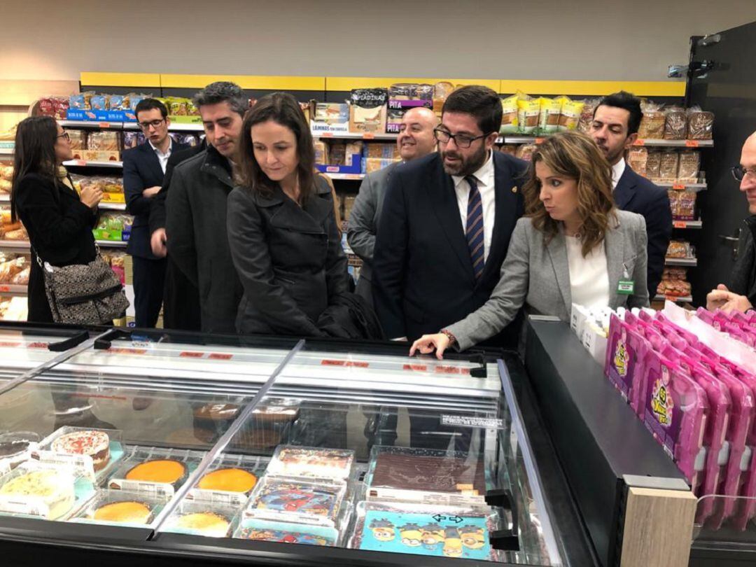 Miembros de la corporación municipal han asistido a la inauguración del supermercado