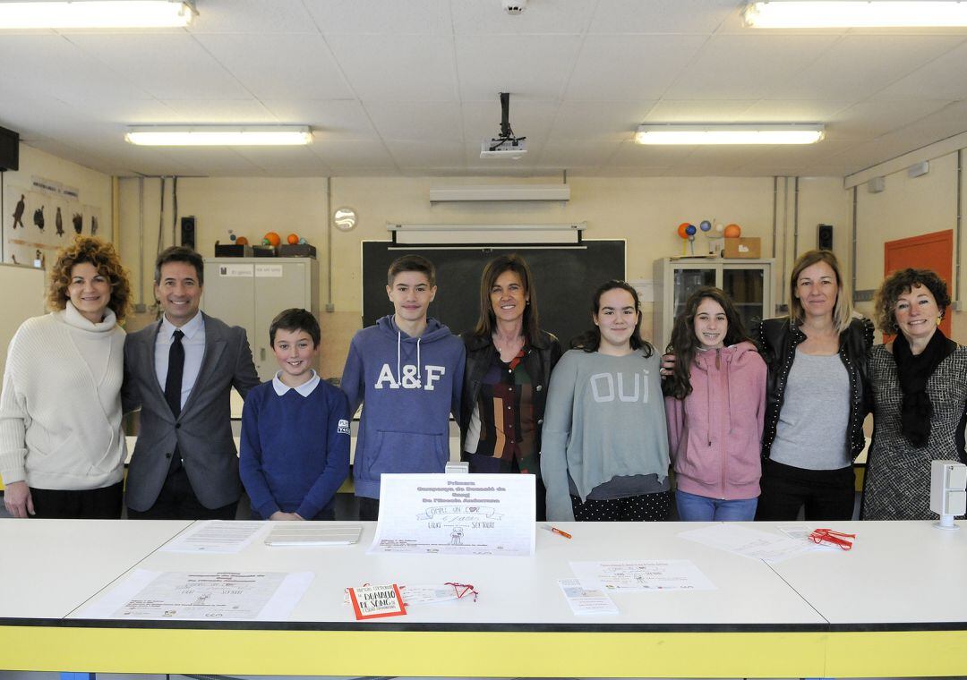 Alumnes i professors de primer curs de segona ensenyança de l'Escola Andorrana al costat de la directora, Ester Vilarrubla, presentant la campanya de donació de sang que han estat treballant els darrers mesos.