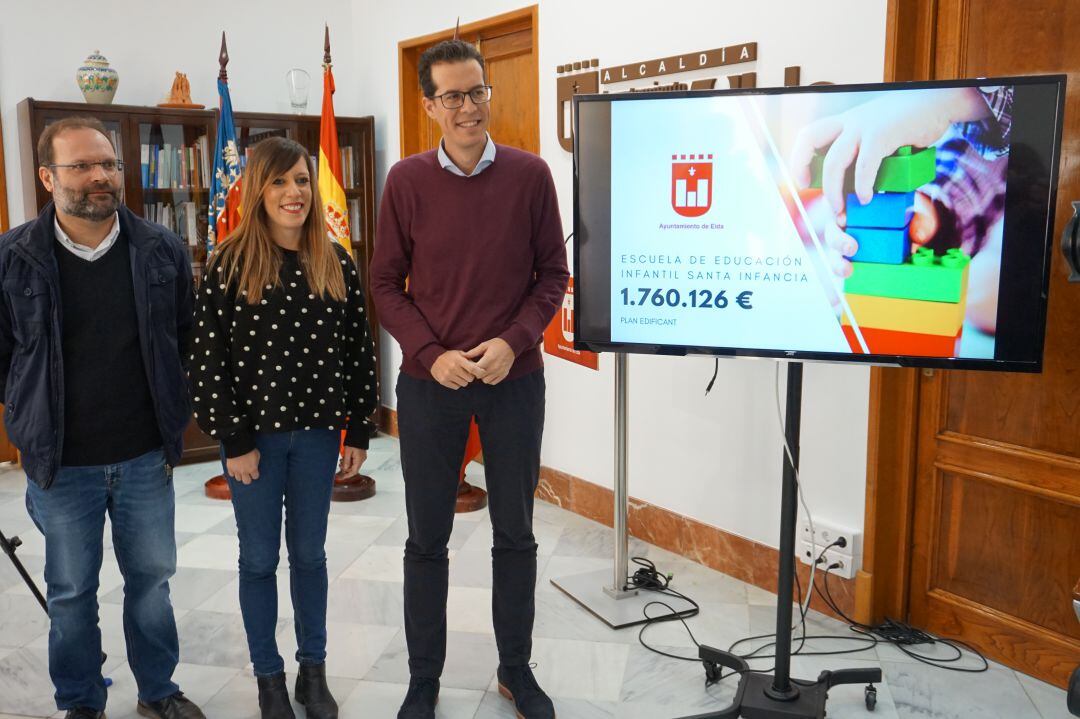 Los ediles de Obras, Educación junto al alcalde de Elda 