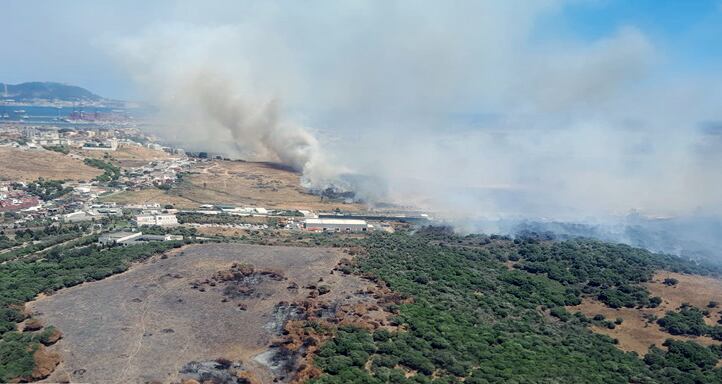 CA04. ALGECIRAS (CÁDIZ), 11/07/2025.- Efectivos del Plan Infoca combaten un incendio que se ha declarado poco después de las 13.30 horas en Algeciras (Cádiz), en el paraje Botafuegos, y que ha obligado al desalojo de viviendas cercanas.EFE/Junta de Andalucía//SOLO USO EDITORIAL/SOLO DISPONIBLE PARA ILUSTRAR LA NOTICIA QUE ACOMPAÑA (CRÉDITO OBLIGATORIO)//