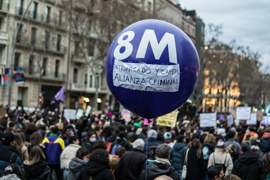 Cientos de mujeres se manifiestan por el 8M en Barcelona.