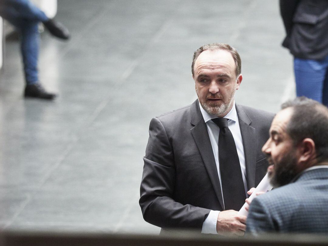 El portavozde Navarra Suma Javier Esparza(i), y el portavoz del PSN, Ramón Alzórriz, en el Parlamento de Navarra antes de asistir a una sesión plenaria durante el estado de alarma por el coronavirus.