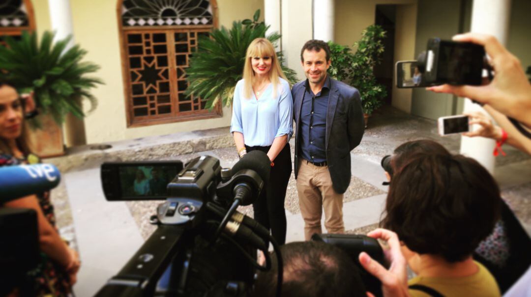 Julio Millán y María Cantos posan ante los medios de comunicación