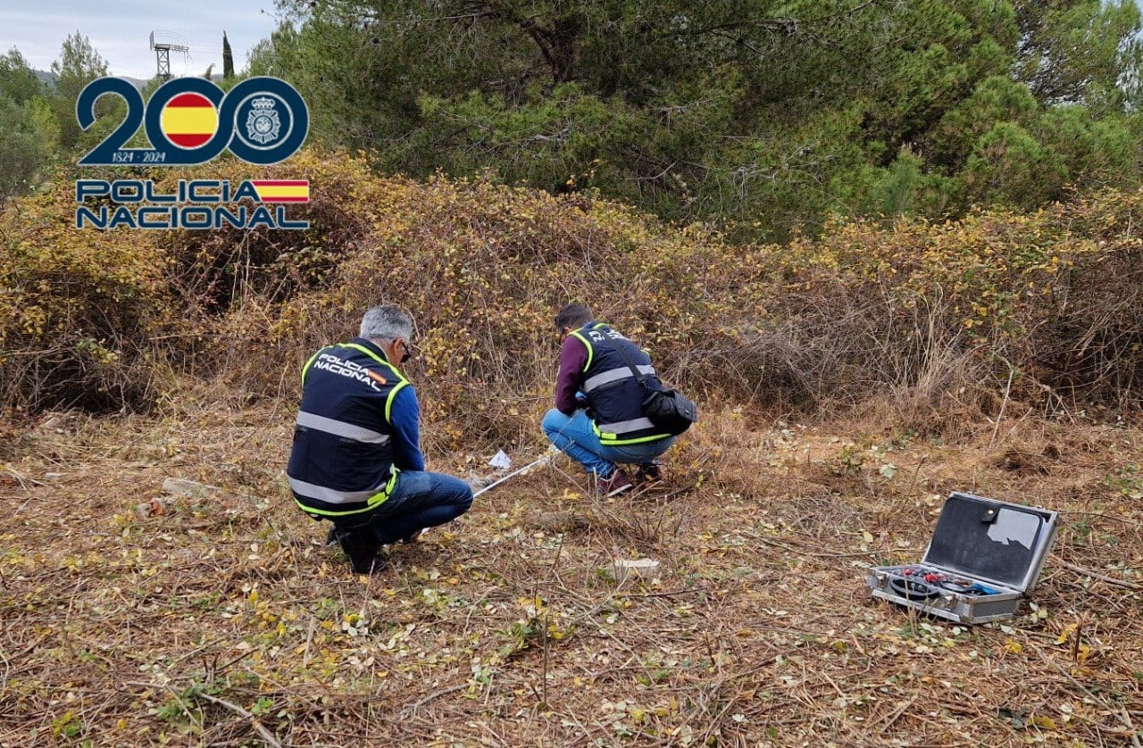 Agentes en la zona donde se ha encontrado el cadáver