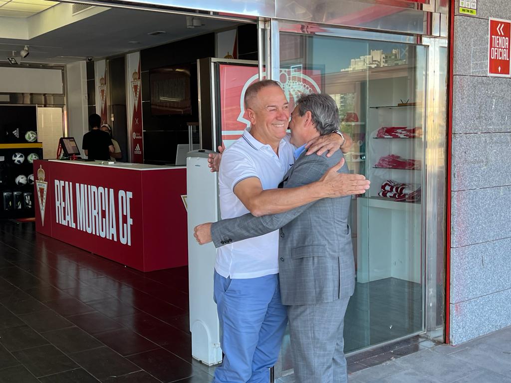 Felipe Moreno y Agustín Ramos se funden en un abrazo a las puertas de la tienda del Real Murcia en el Estadio Nueva Condomina en la reunión que ambos mantuvieron el pasado 28 de septiembre