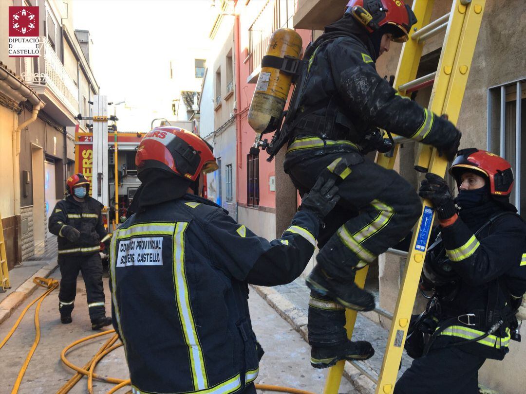 Imágenes del trabajo de los bomberos del Consorcio Provincial de Castellón en el incendio de Borriana