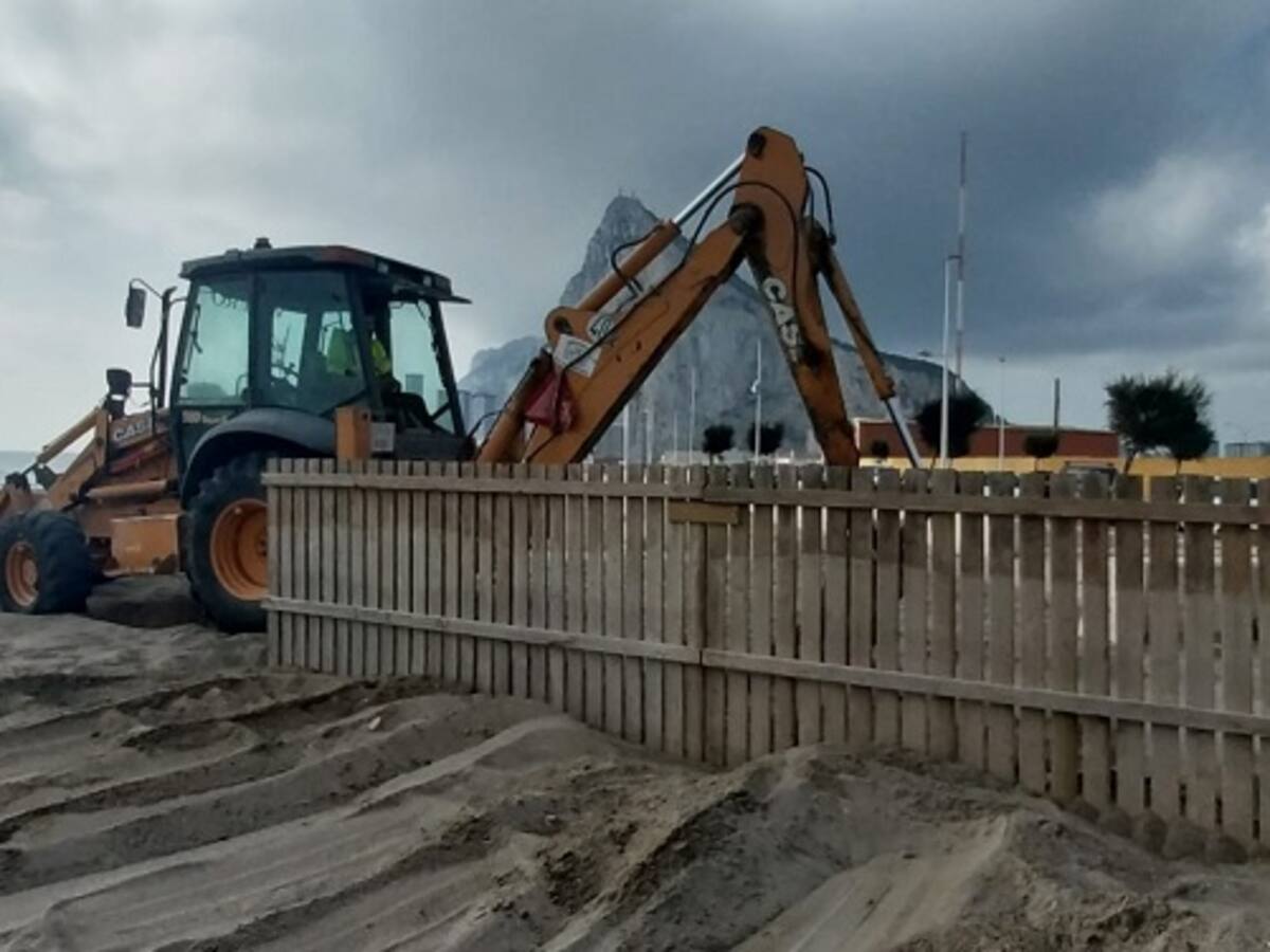La Línea prepara el litoral de levante para prevenir pérdida de arena en caso de temporal