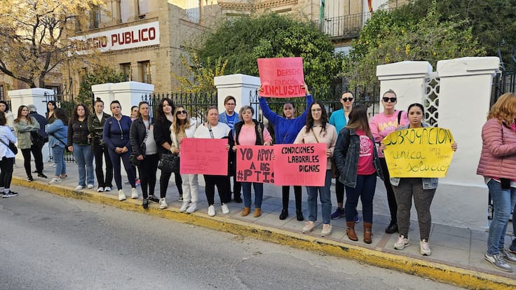 Concentración protesta de las PTIS de los colegios de Jódar por su situación laboral a las puertas del Colegio General Fresneda