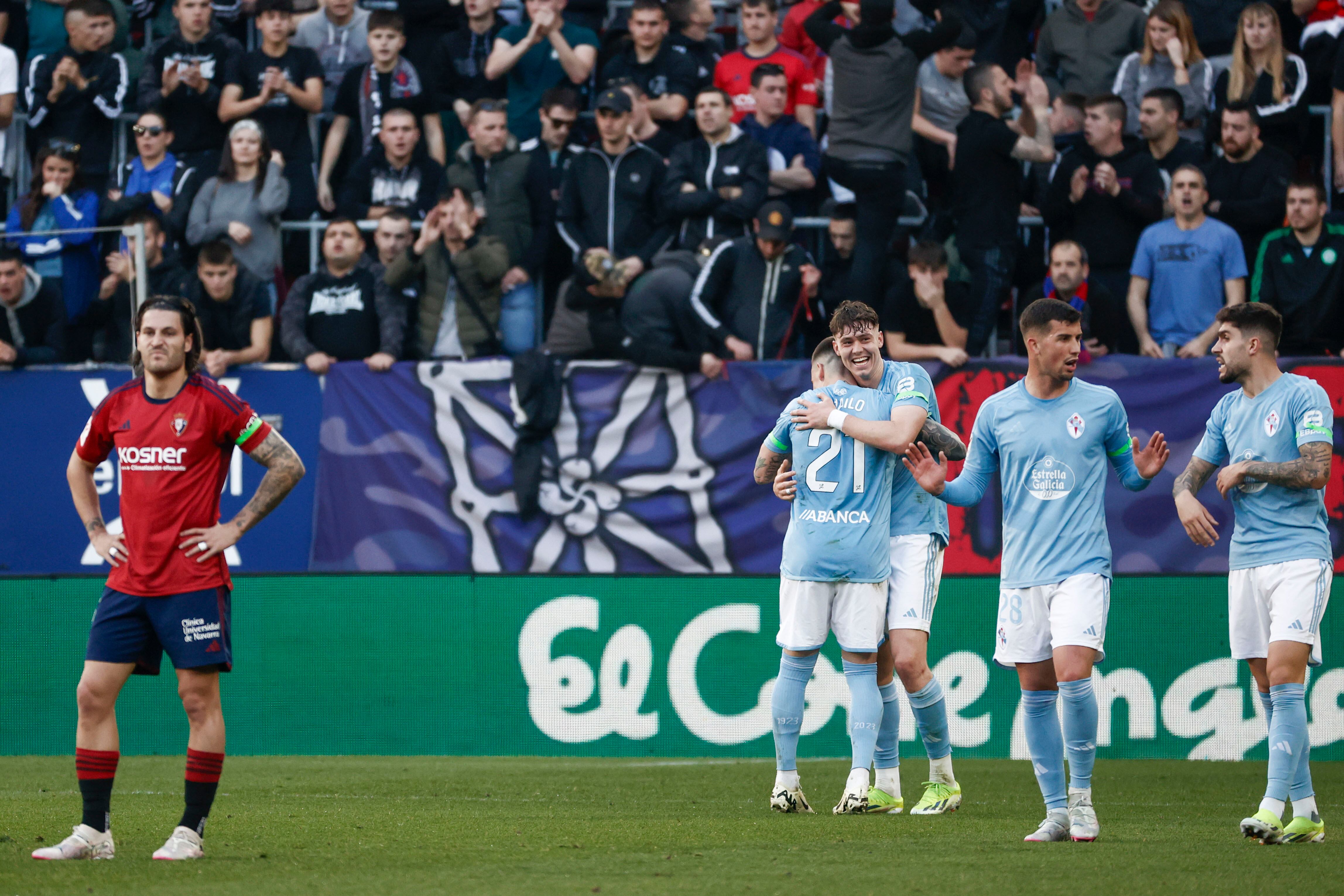 El delantero noruego del Celta Larsen celebra el primer gol de su equipo durante el partido ante Osasuna este domingo en El Sadar