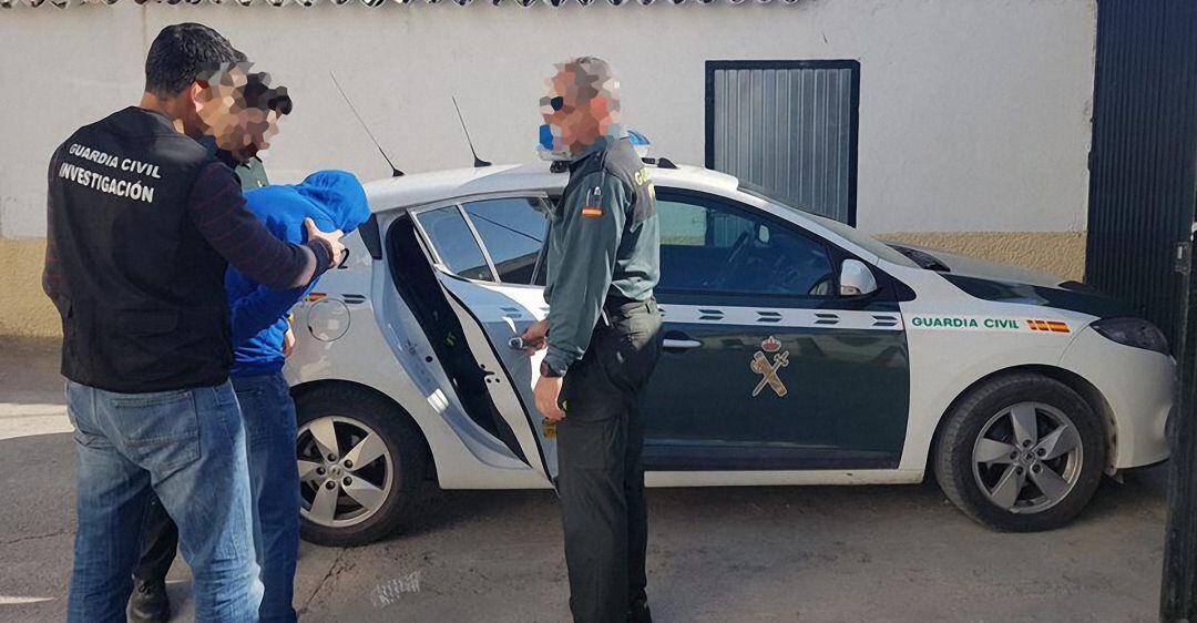 La Guardia Civil detiene a uno de los implicados en el caso.