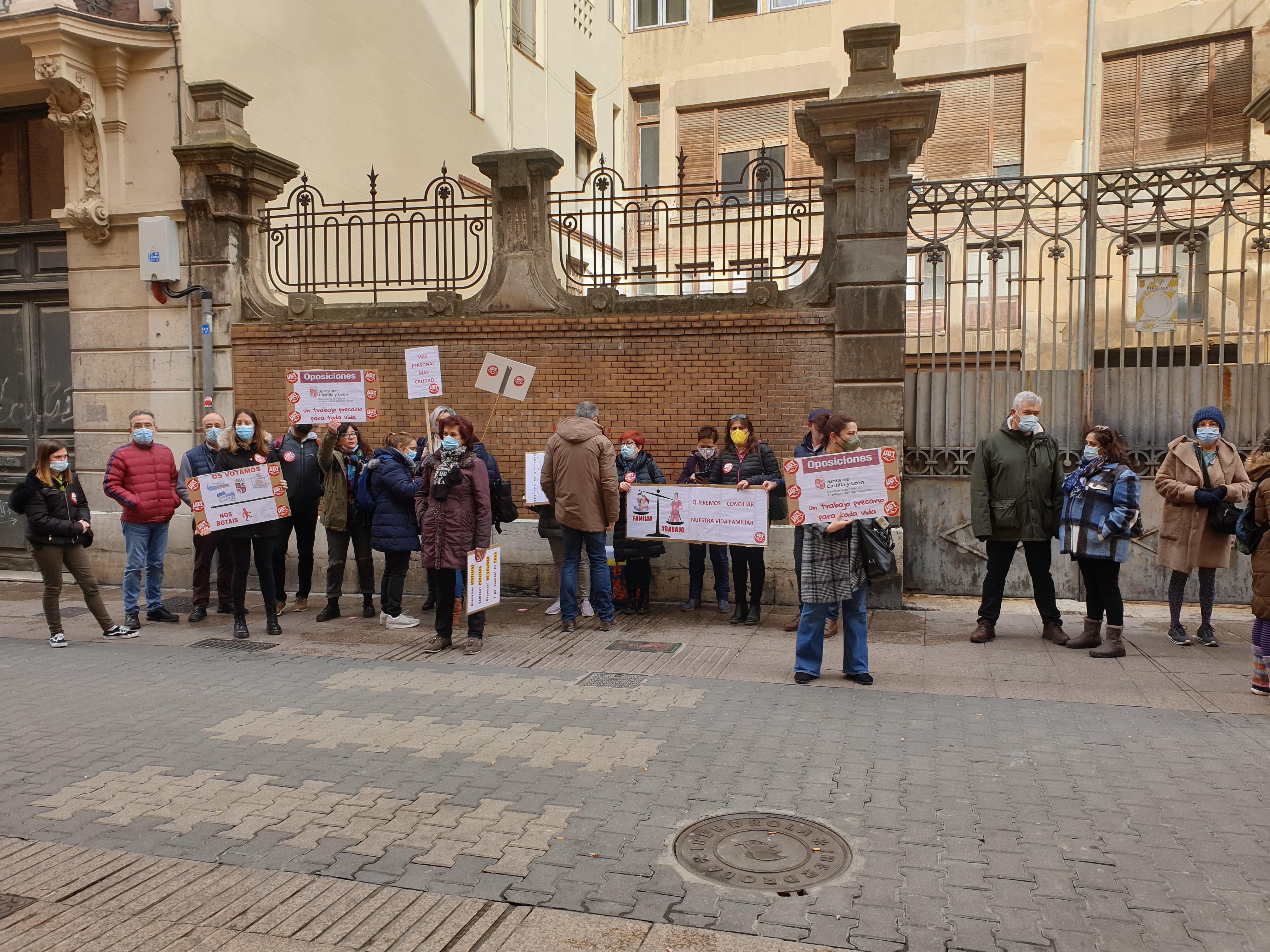 El Comité de Empresa de Sanidad y Familia se concentra en la Gerencia de Servicios Sociales de Palencia para exigir que se cubran las bajas