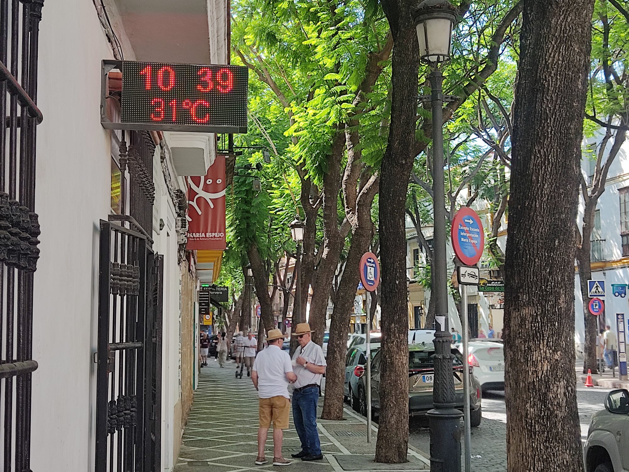 El mercurio de la farmacia de la calle Porvera marcaba 31º a las 11:00 h de este martes