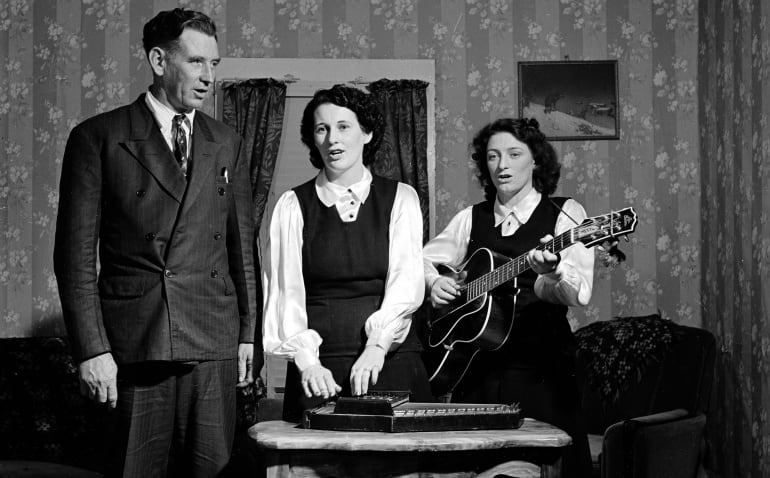 A. P. Carter (1891 - 1960) cantando junto a su mujer Sara (1898 - 1979) y su prima Maybelle (1909 - 1978) 