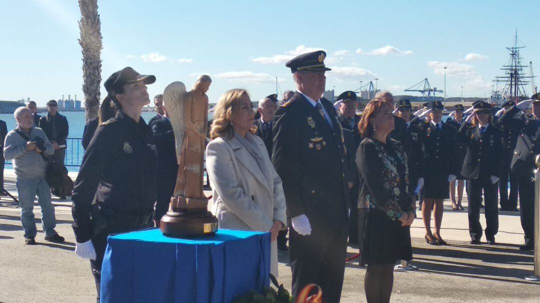 La sudelegada junto con el comisario provincial, en el centro de la imagen, durante la celebración del 195 aniversario de la Policía Nacional