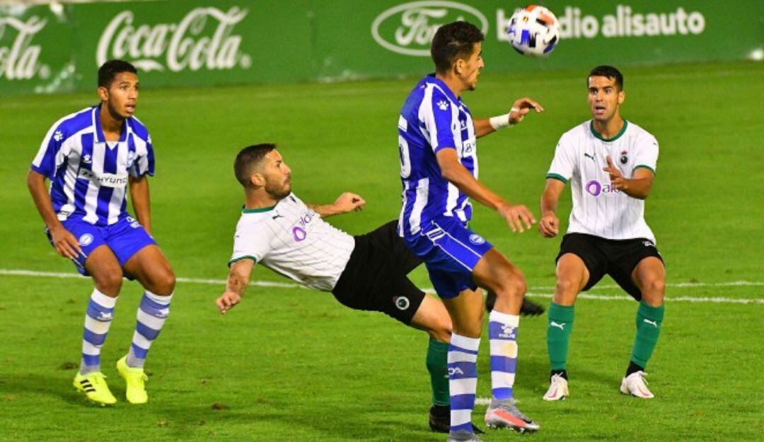 Cejudo intenta una chilena en el amistoso ante el Alavés B