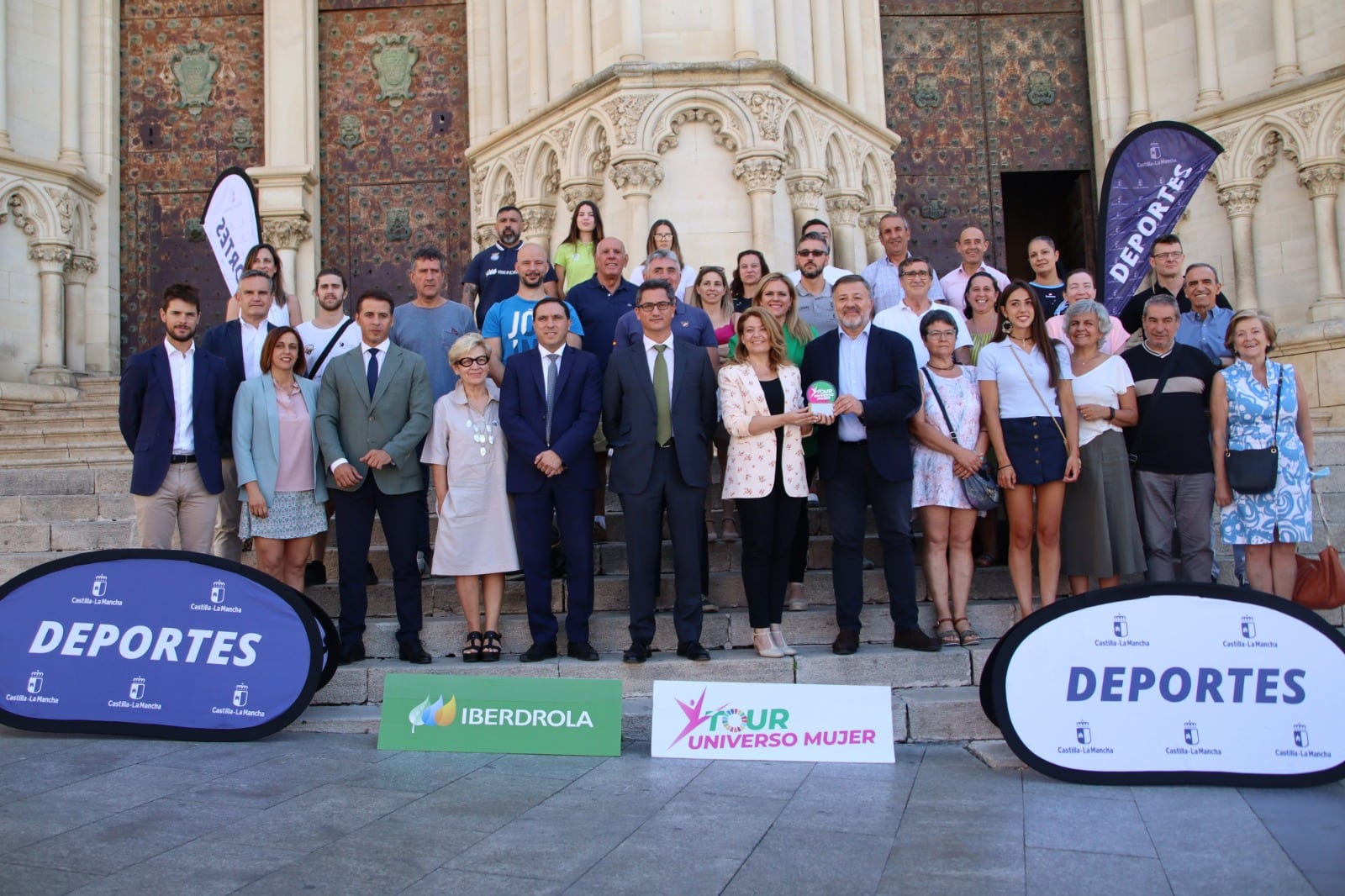 Foto de grupo tras la presentación del Tour Universo Mujer que llegará a Cuenca en octubre.