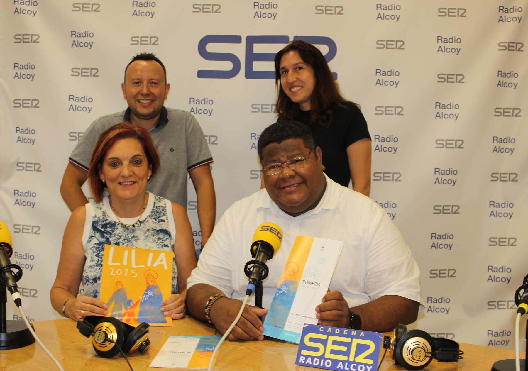 Gabriel Pascual, Lola Llopis, Reme Perelló y Jesús Fuentes Popa, en el estudio central de Radio Alcoy