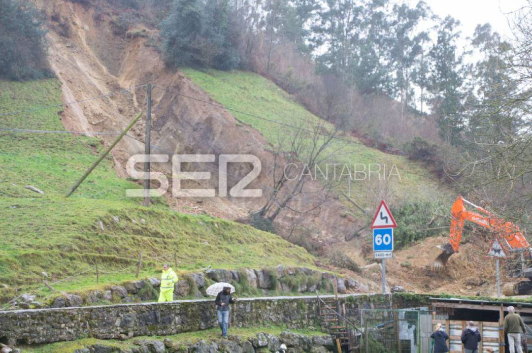 La magnitud del argayo y la inestabilidad del terreno ralentizan las labores de retirada de la tierra desprendida