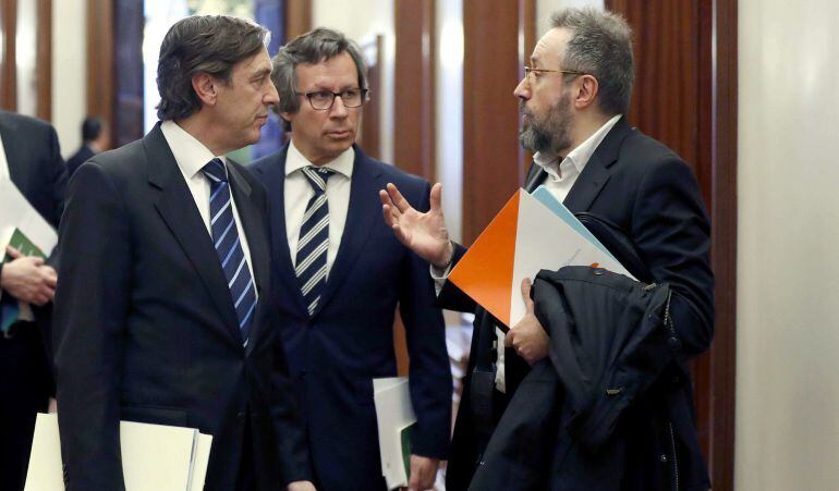 El portavoz en el Congreso del PP, Rafael Hernando (i), junto al diputado popular Carlos Floriano (c), conversa con el portavoz parlamentario de Ciudadanos, Juan Carlos Girauta (d) tras la reunión de la Junta de Portavoces, esta tarde en el Congreso.