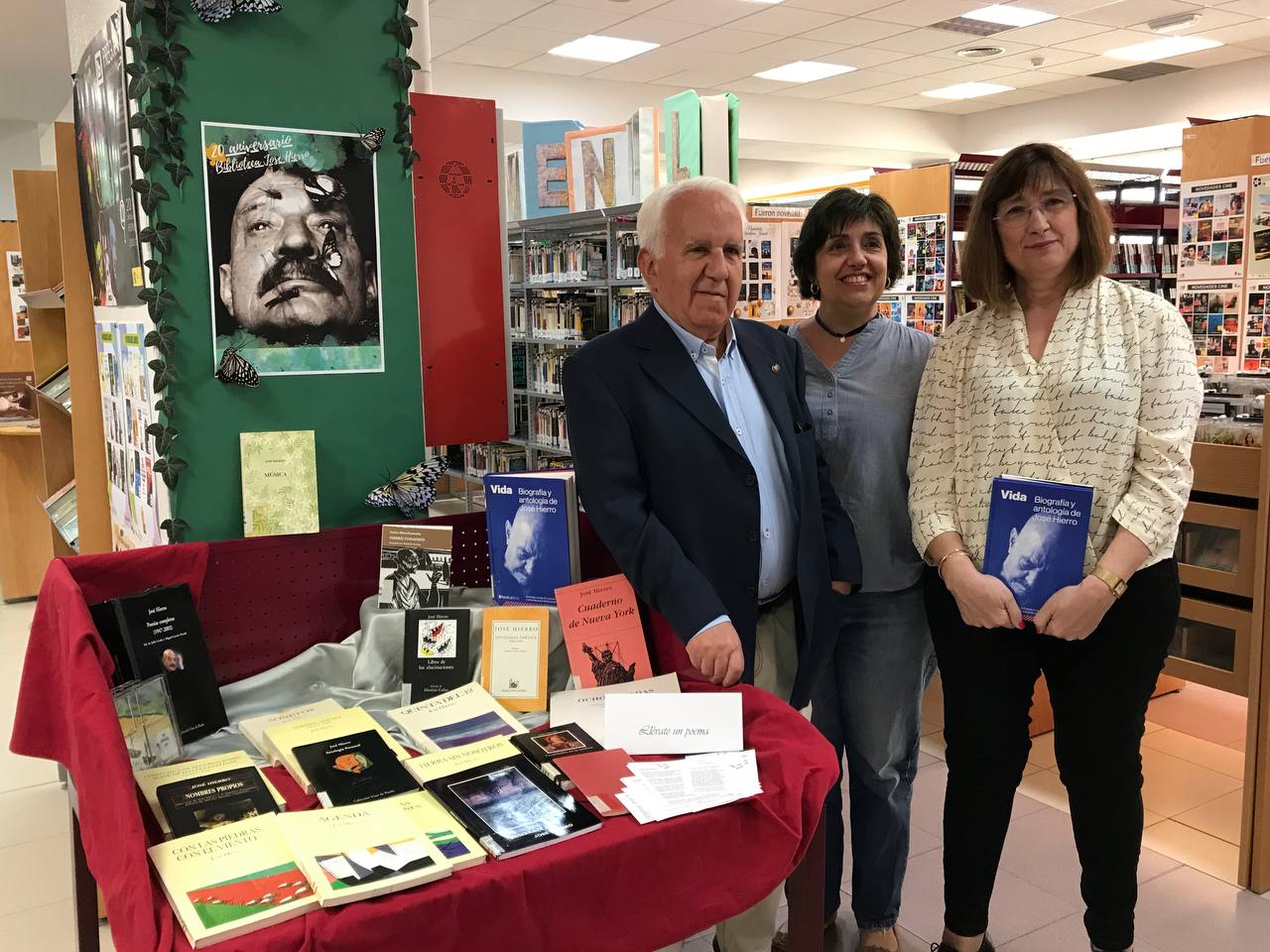 Carlos Gil junto a Adoración Manzano y Lidia Yanel