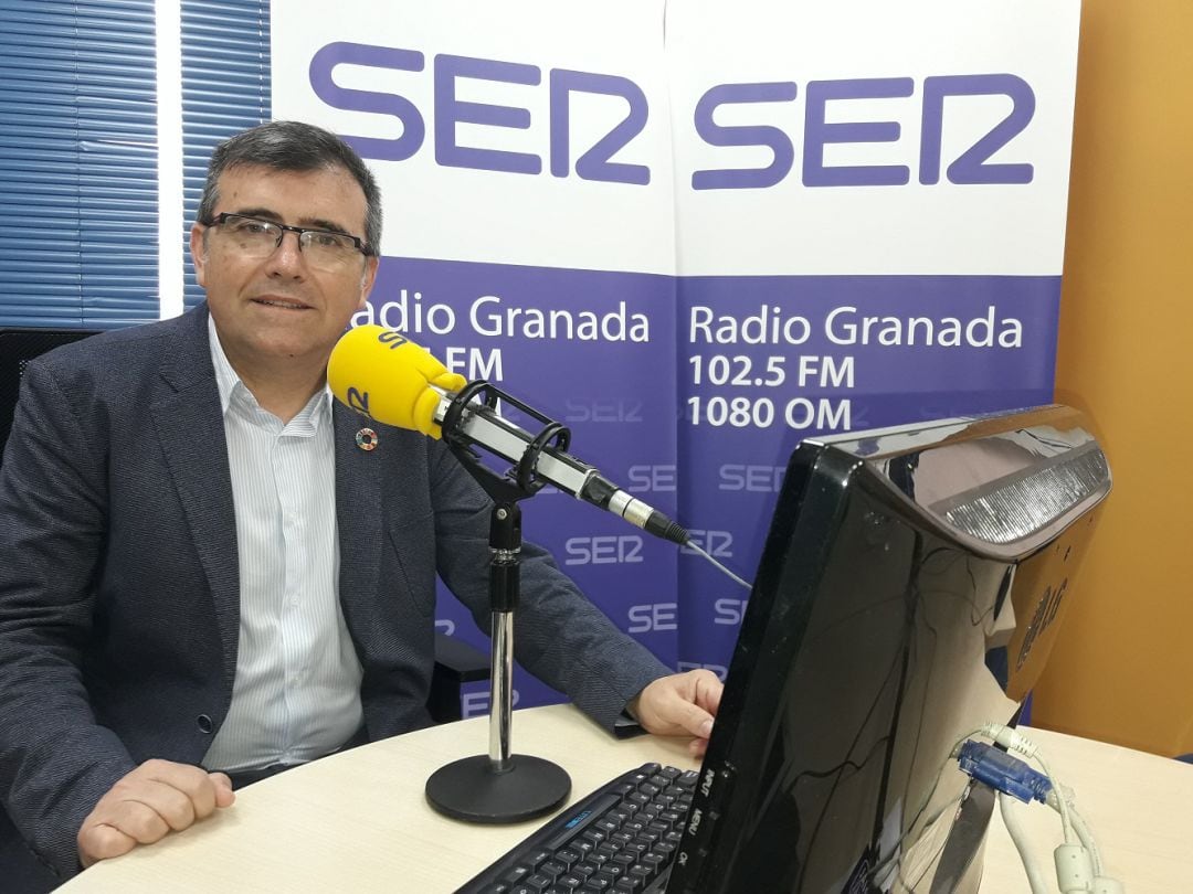 José Antonio Montilla, en los estudios de Radio Granada