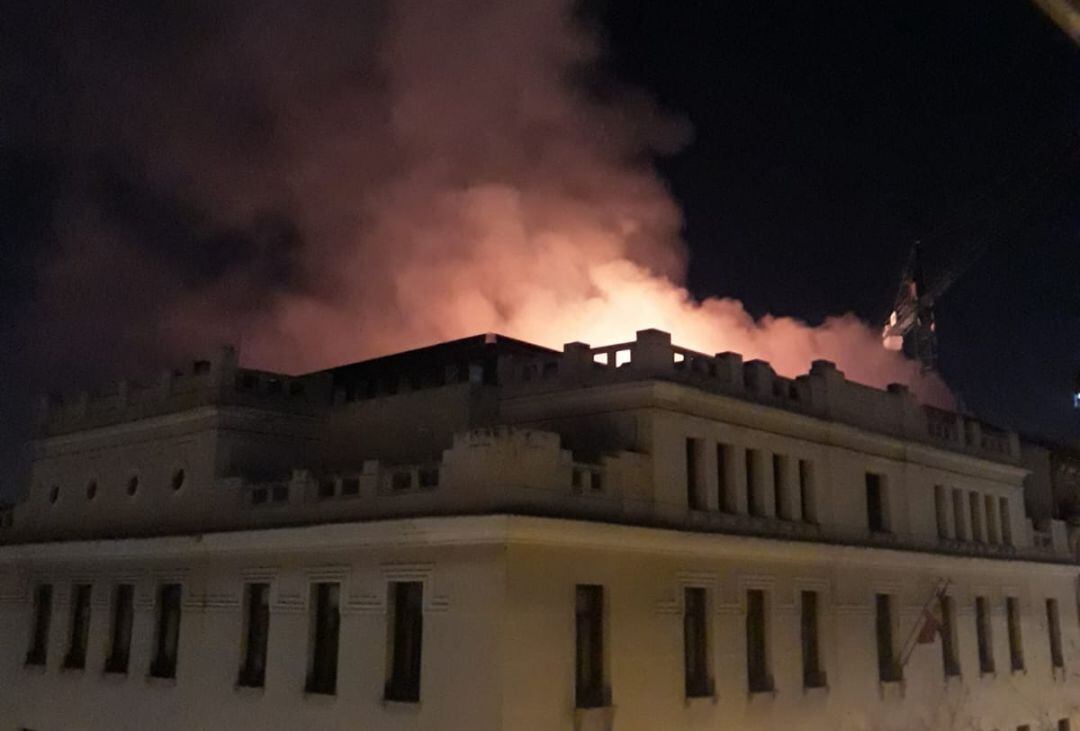 Fotografía de la cubierta en llamas del edificio colindante a la sede del Tribunal Superior de Justicia de Madrid tomada desde el propio TSJM.