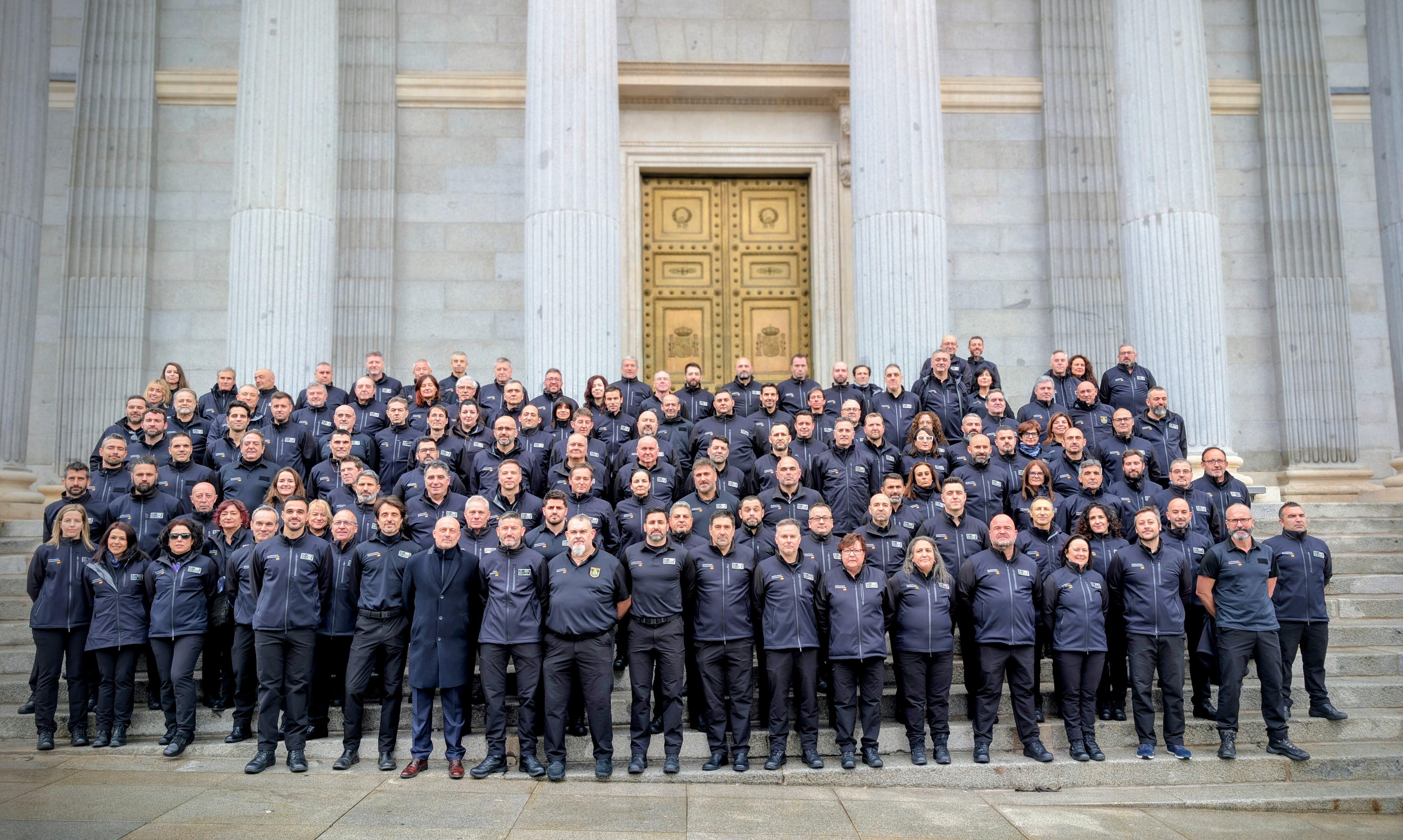 Integrantes del sindicato de funcionarios de prisiones "Tu Abandono Me Puede Matar" ante las puertas del Congreso