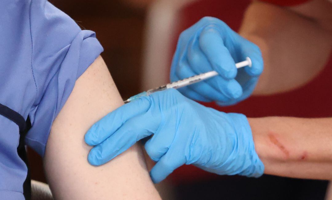 La vacunación contra el COVID-19.