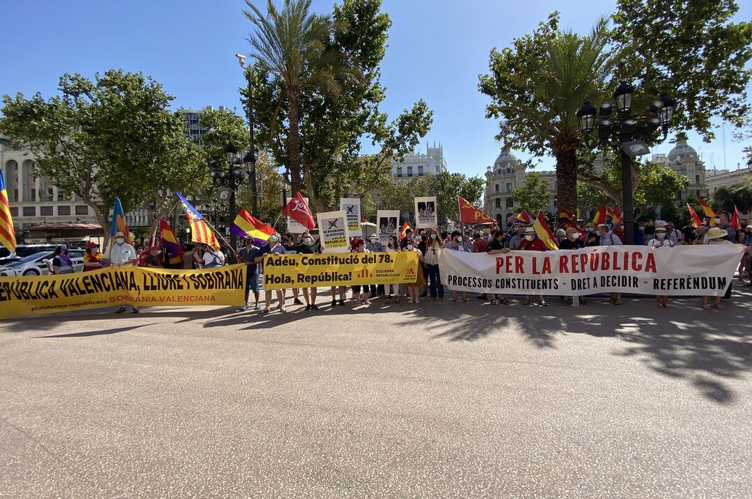 Alrededor de un centenar de personas de diferentes organizaciones se han concentrado este domingo en València para reclamar la república