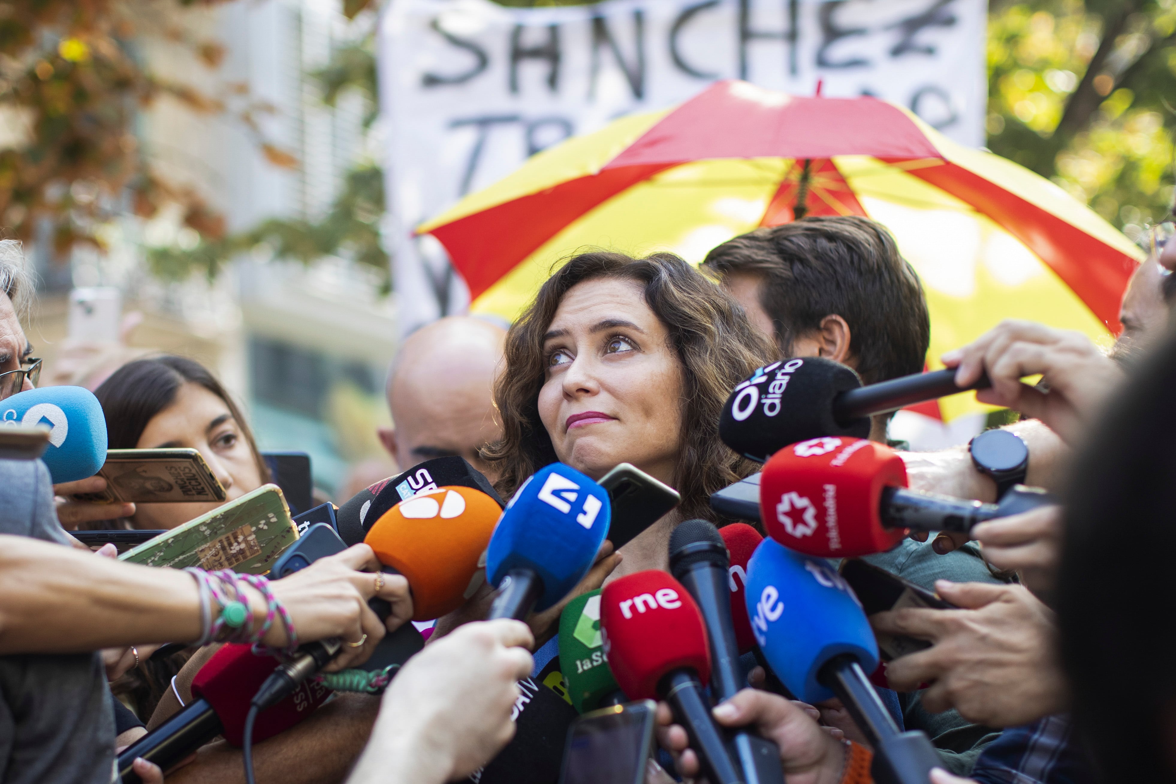 BARCELONA, 08/10/2023.- La presidenta de la Comunidad de Madrid, Isabel Díaz Ayuso, participa en la manifestación convocada por Societat Civil Catalana (SCC) bajo el lema &quot;No en mi nombre. Ni amnistía, ni autodeterminación&quot;, para rechazar toda concesión a ERC y JxCat en la negociación para la investidura del próximo presidente del Gobierno, a la que asisten los líderes del PP, Alberto Núñez Feijóo, y de Vox, Santiago Abascal, este domingo en Barcelona. EFE/ Marta Pérez
