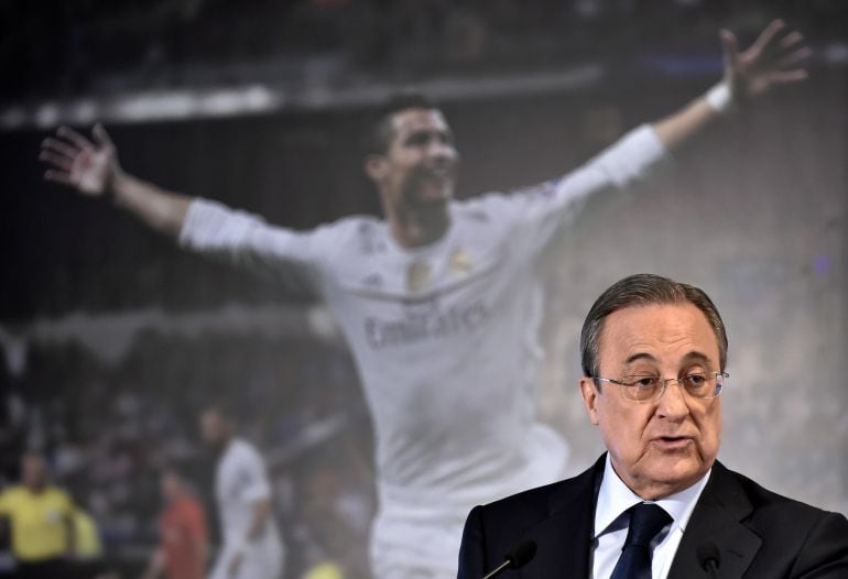 Florentino Pérez, con la imagen de Cristiano Ronaldo al fondo