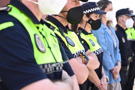 Efectivos de Policía Local, junto a Mayte López, reabren la sede policial en la barriada de Arrayanes.