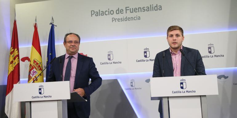 Juan Alfonso Ruiz Molina (izquierda) y Nacho Hernando (derecha) durante la rueda de prensa del Consejo de Gobierno