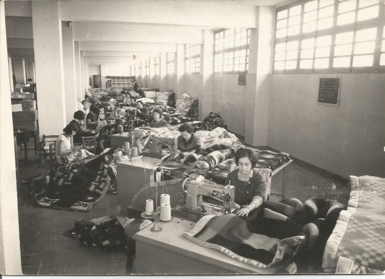 Dones treballant a una fàbrica textil a Ontinyent // Foto: Salvador Insa