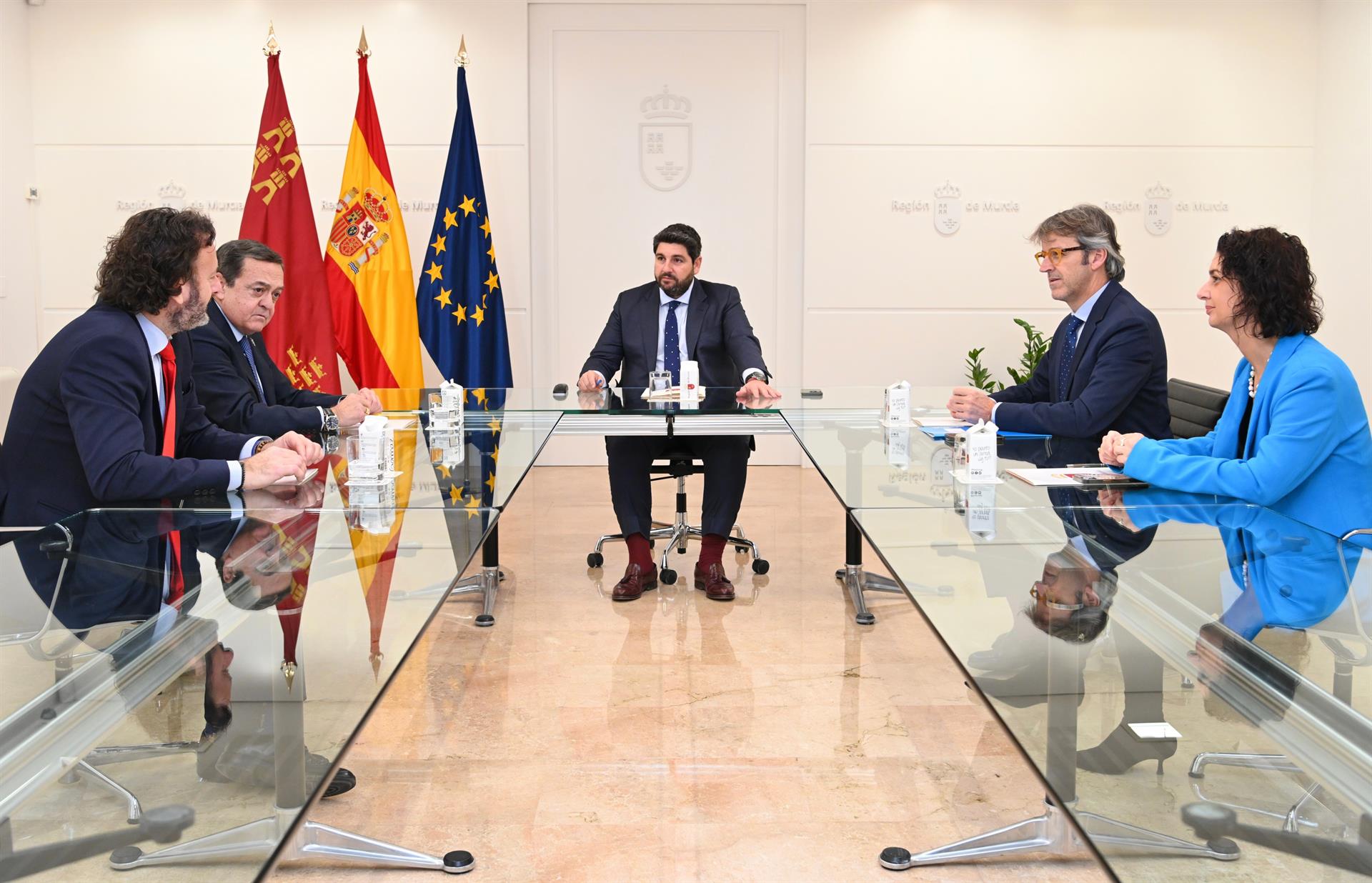 El jefe del Ejecutivo regional, Fernando López Miras, se reunió hoy en el Palacio de San Esteban con el presidente de la Confederación Regional de Organizaciones Empresariales de Murcia (Croem), José María Albarracín.