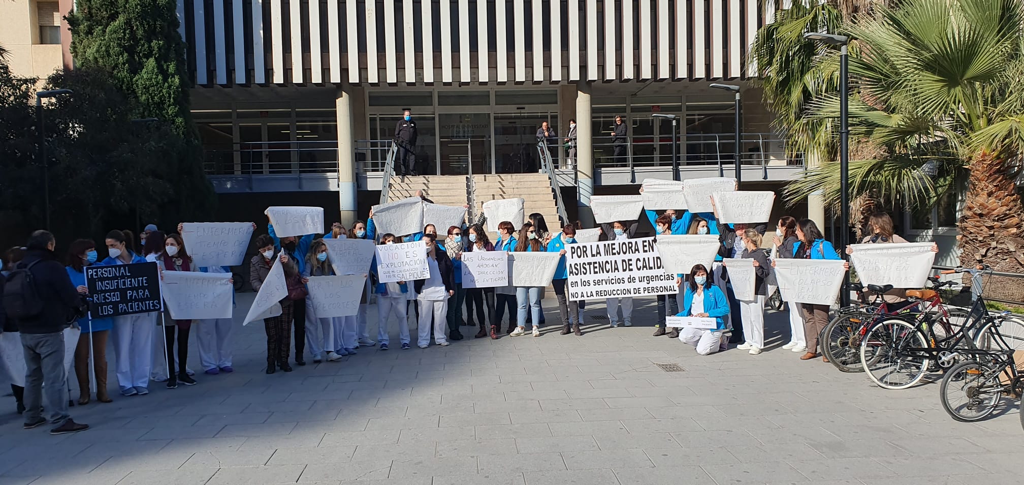 Manifestación del personal del Doctor Peset de València, este viernes, frente a las puertas del hospital.
