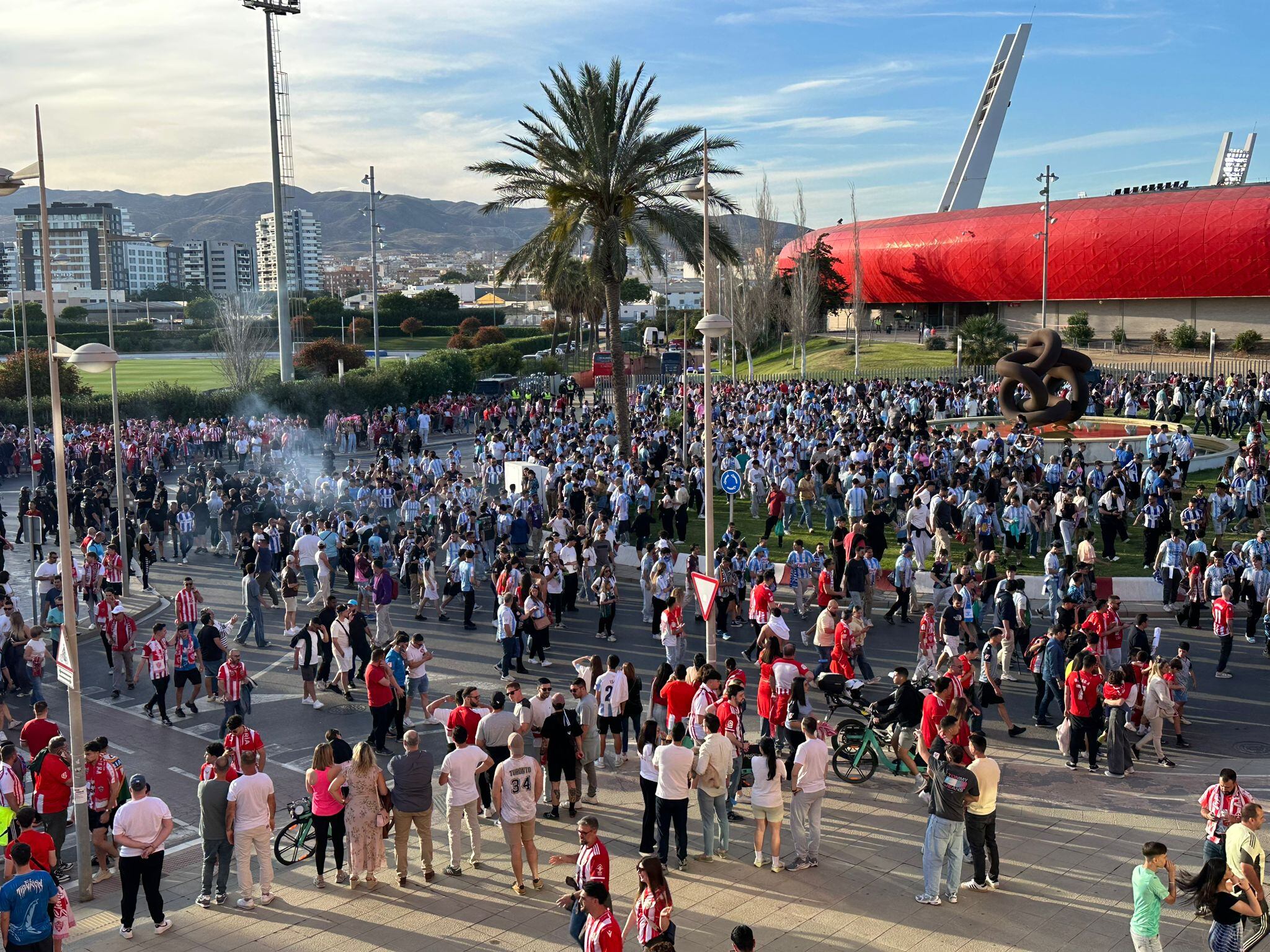 Las aficiones, mezcladas en la previa del partido