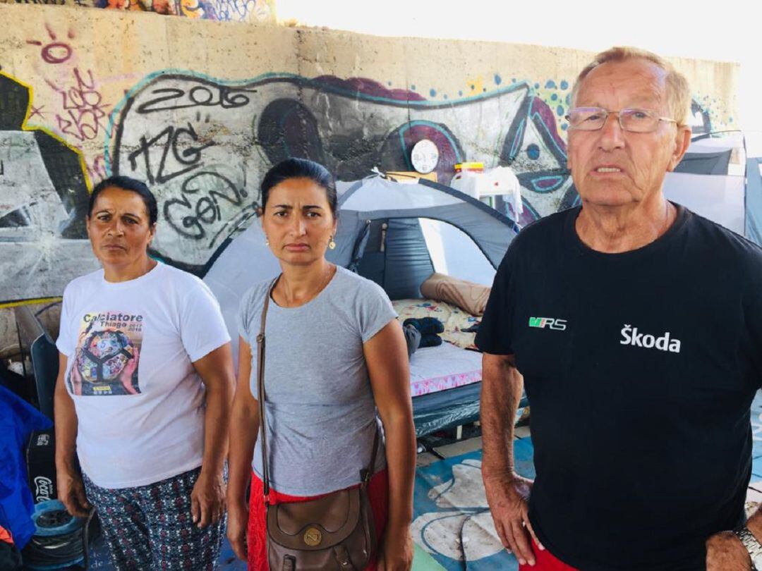 Familias desalojadas de la nave de Calmante Vitaminado, viviendo bajo un puente cercano al barrio del Naranjo (Córdoba)