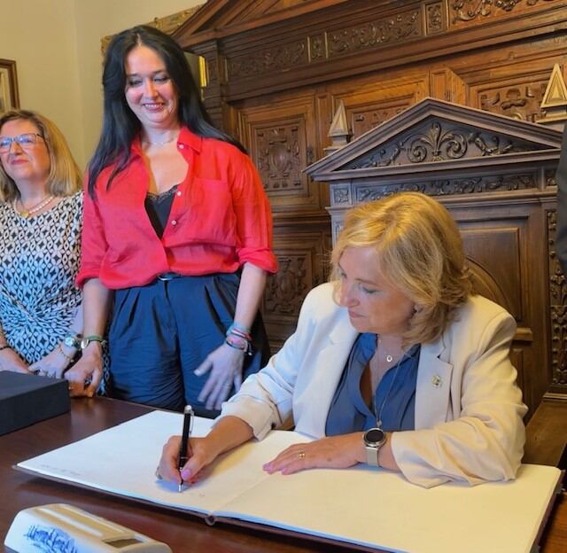La Rectora Rosa María Bolea firma en el Libro de Honor en el Ayuntamiento de Huesca